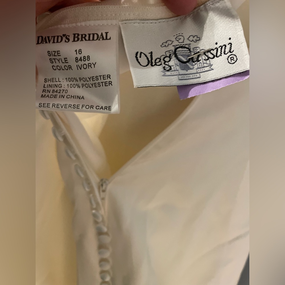 Ivory wedding dress.  Buttons all the way down the back size 16 - Picture 6 of 9